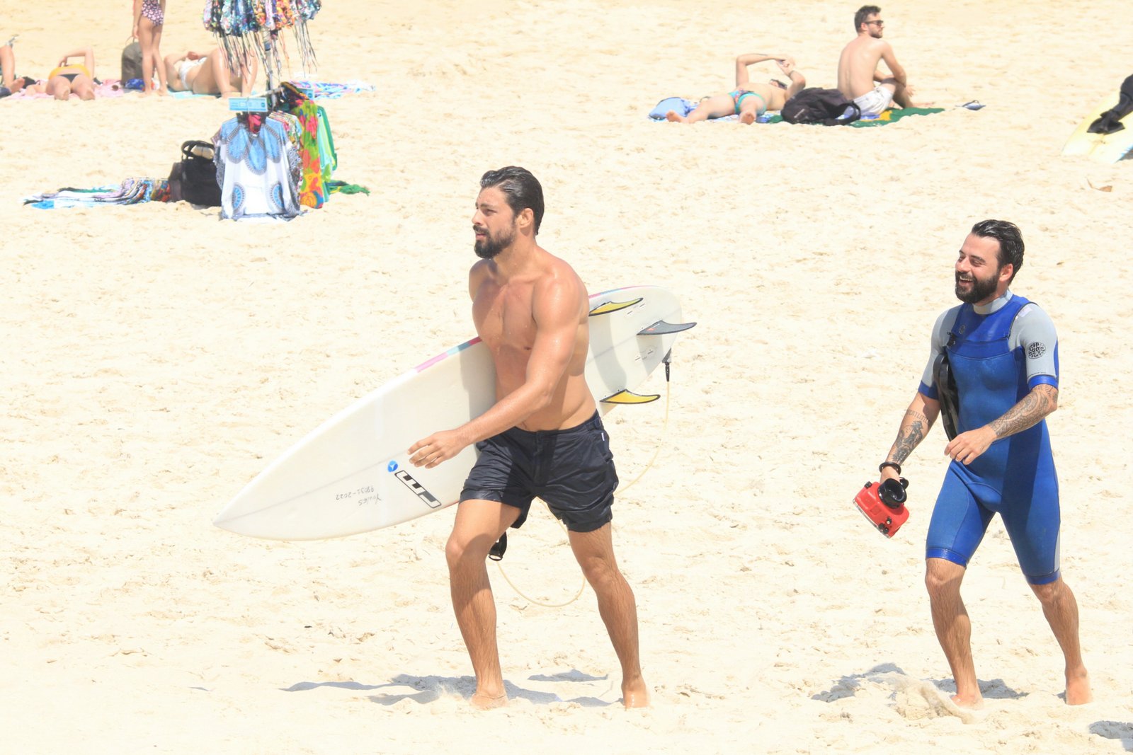 Cauã Reymond aproveita dia de sol para surfar e correr no Rio