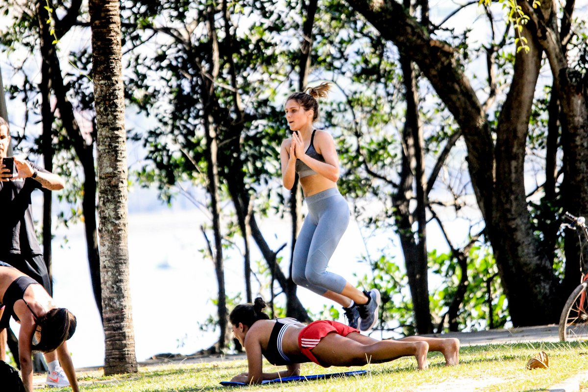 Dona de um corpo escultural ela chamou atenção de quem passava pelo local