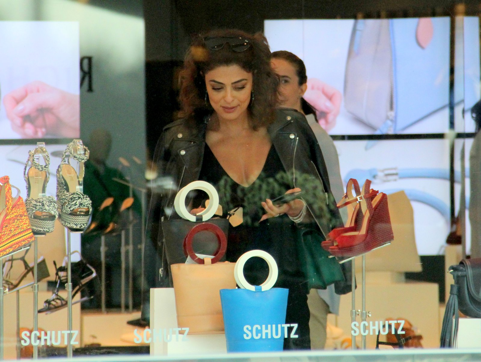 Juliana Paes faz compras em shopping