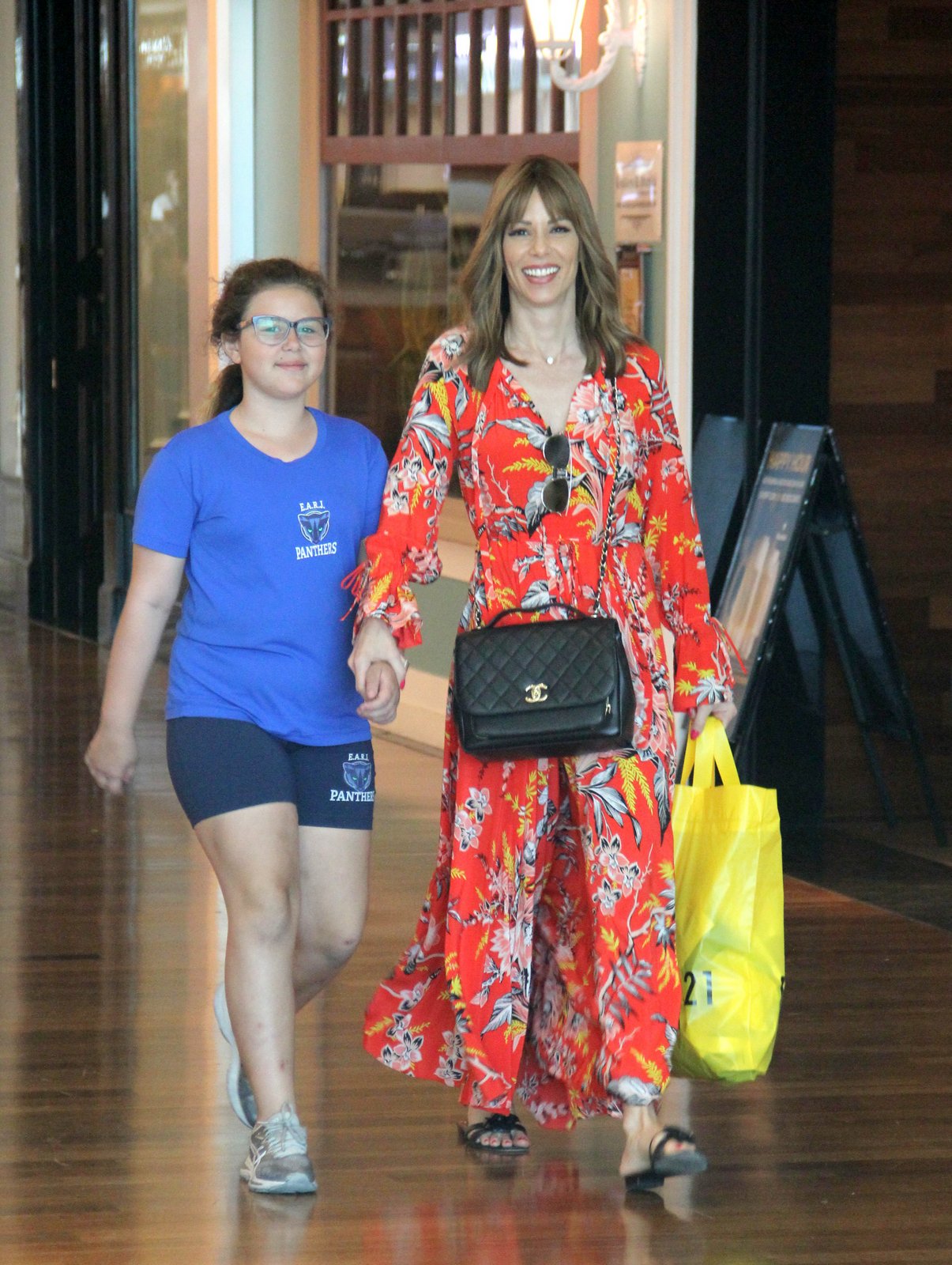 Sorridente, Ana Furtado faz compras com a filha no Rio