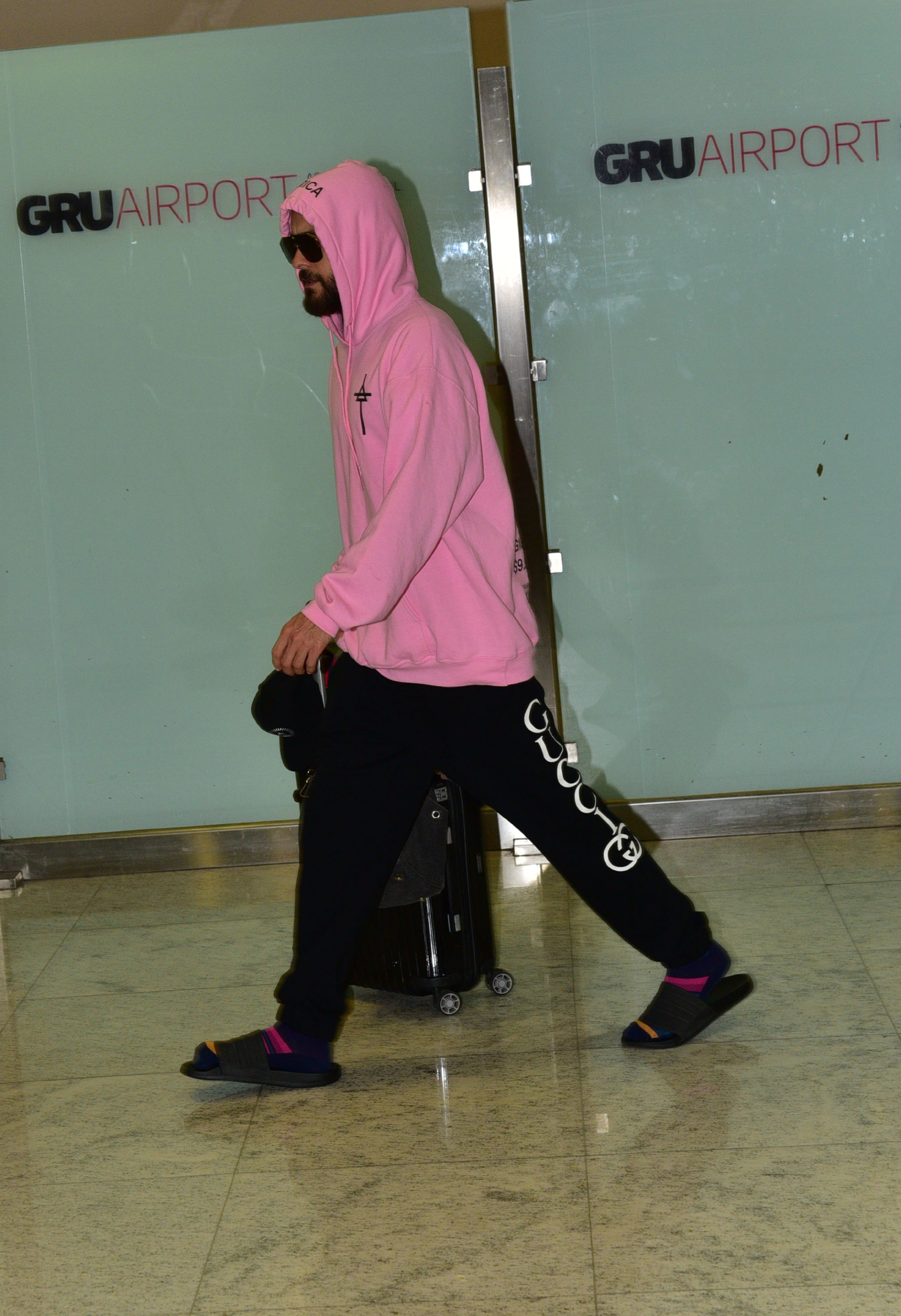 Jared Leto desembarca em aeroporto de São Paulo