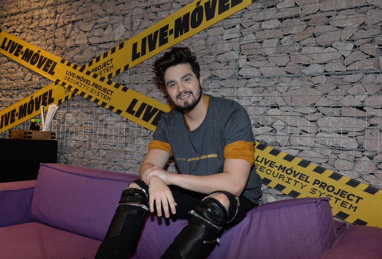 Luan Santana esbanja estilo e alegria para falar de novo projeto