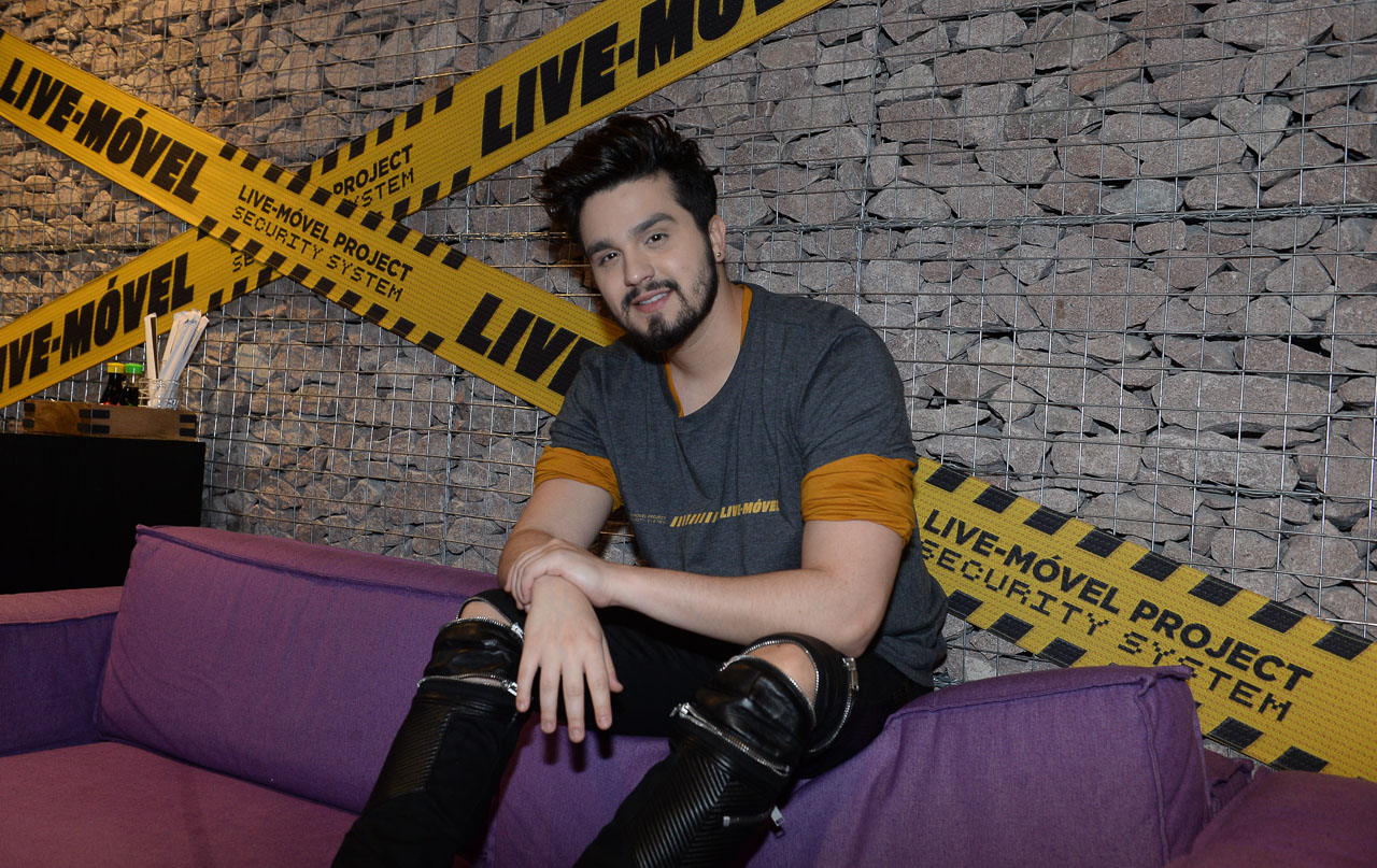 Luan Santana esbanja estilo e alegria para falar de novo projeto