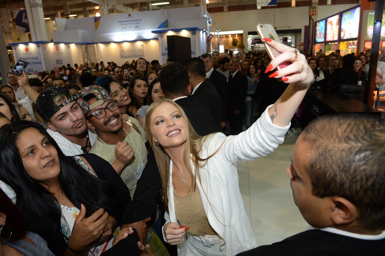 Luísa Sonza é só estilo e charme em evento de beleza