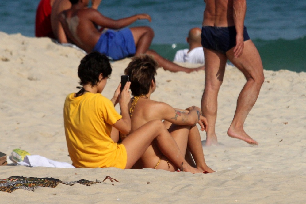 Nanda Costa aproveita dia de praia com Lan Lanh