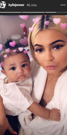 Kylie Jenner e filha fazem charme com filtro de rede social