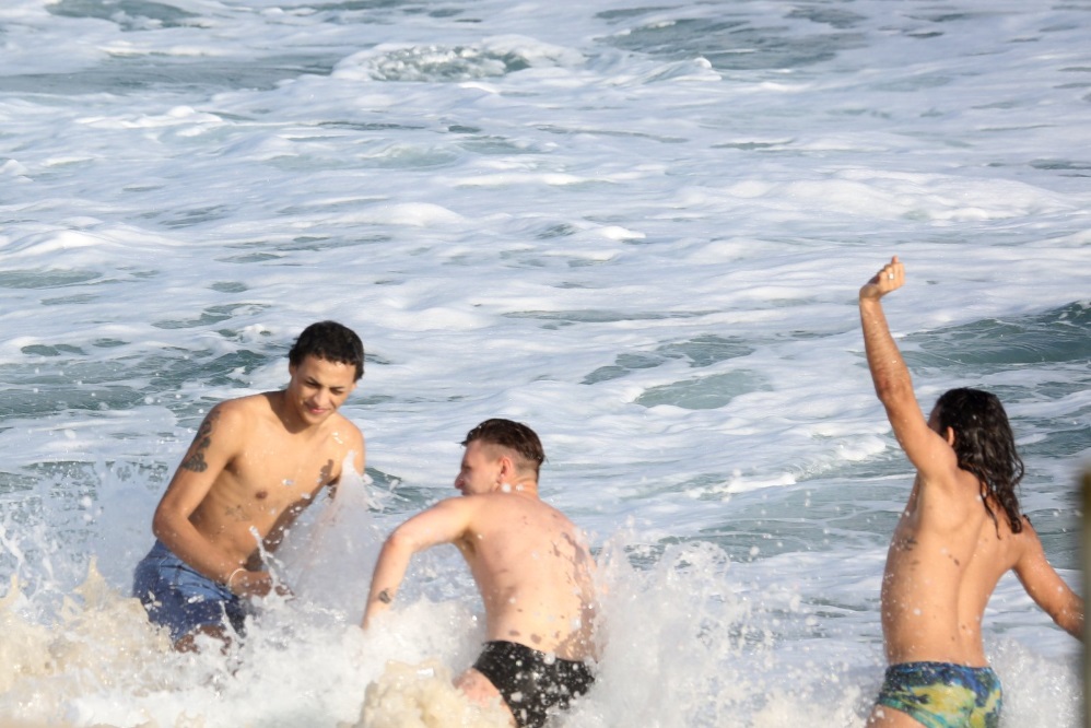 Pabllo Vittar se diverte com amigos na praia