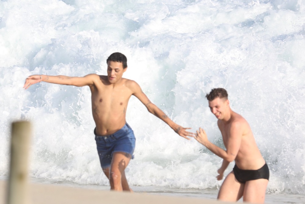 Pabllo Vittar se diverte com amigos na praia