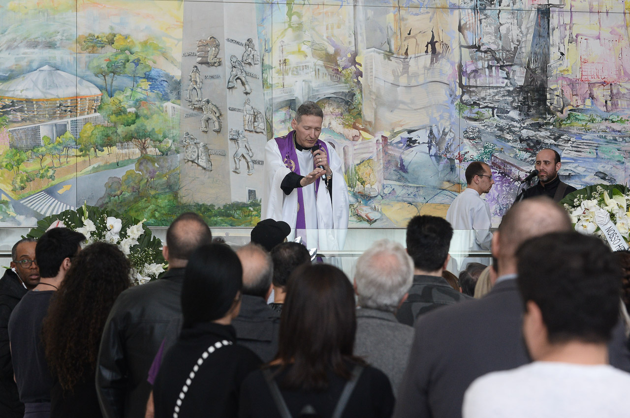 Padre Marcelo Rossi celebra missa durante o velório de Franco Scornavacca