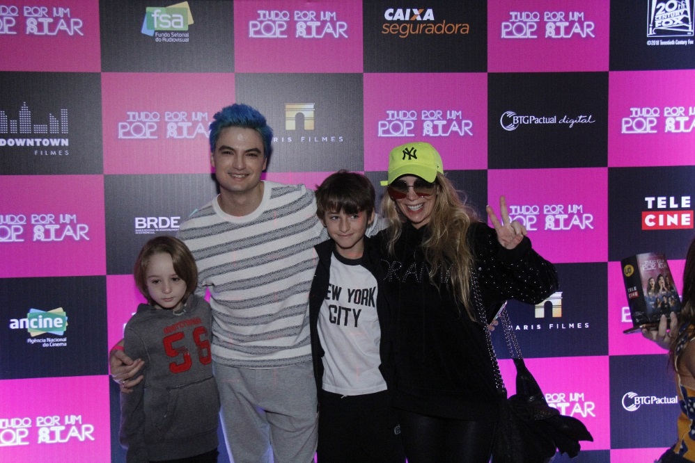Danielle Winits e os filhos com Felipe Neto