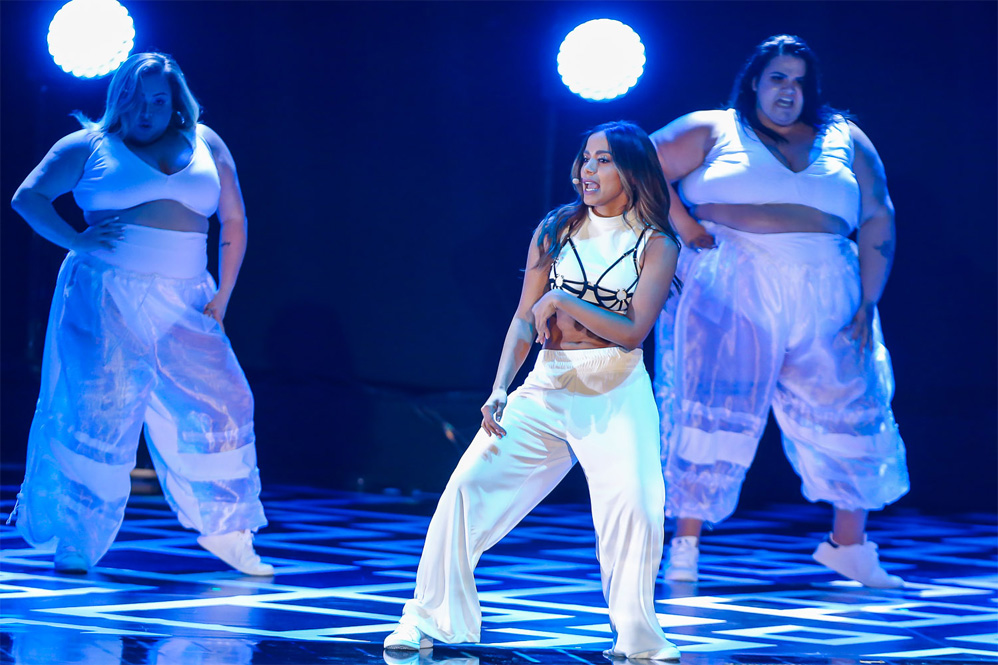 Anitta faz performance com suas bailarinas