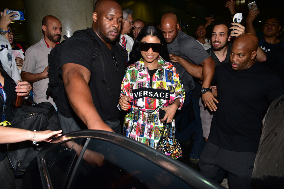 Nicki Minaj vai para o carro esbanjando simpatia