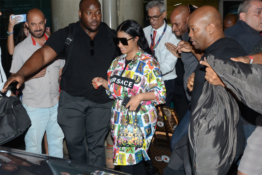 Nicki Minaj causa tumulto ao desembarcar em São Paulo
