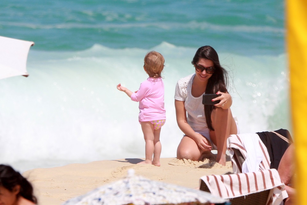 Thaís Fersoza curte tarde na praia com os filhos