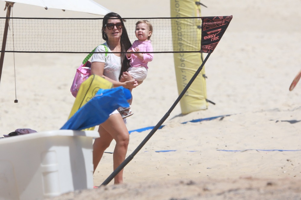 Thaís Fersoza curte tarde na praia com os filhos