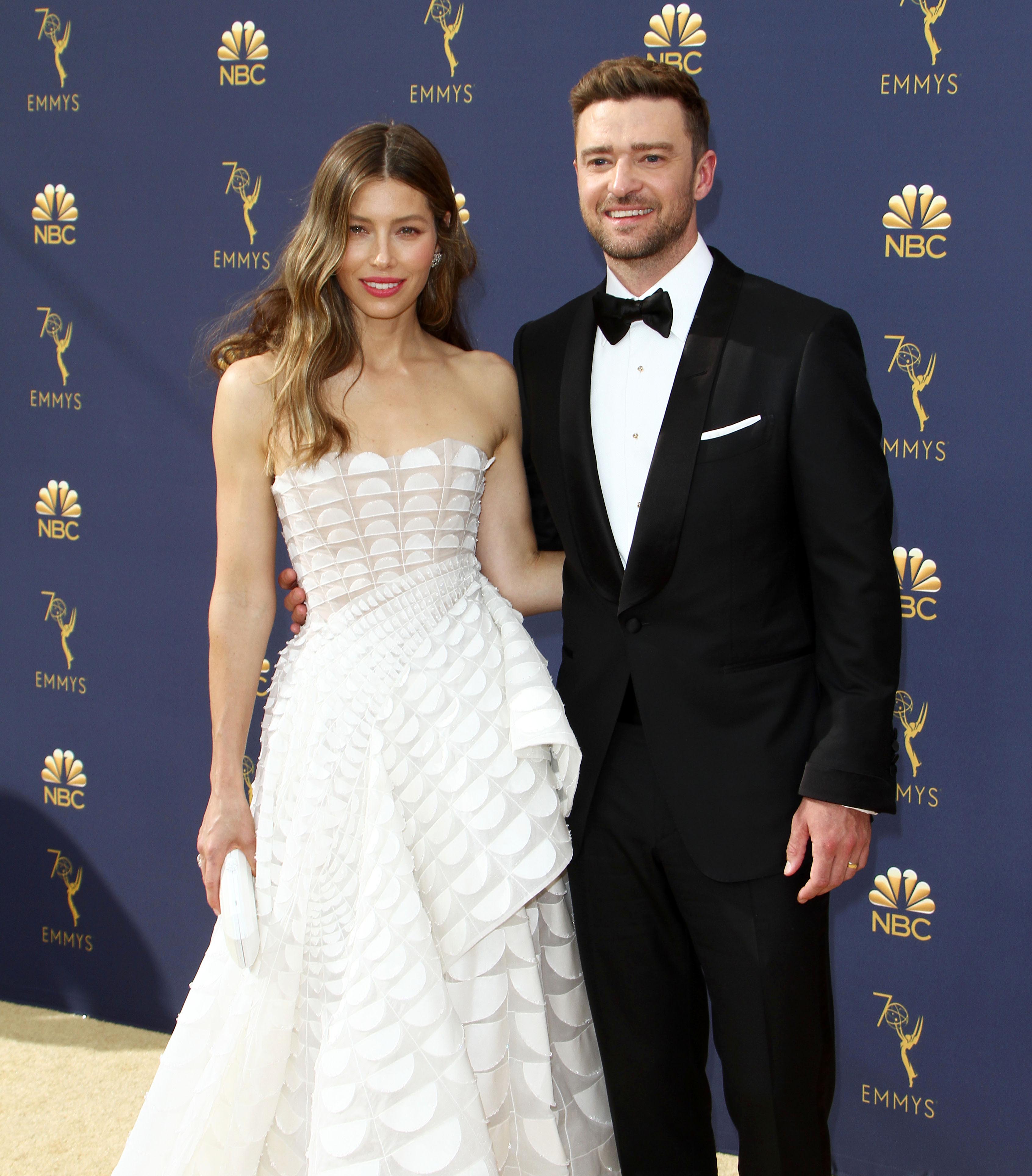 Famosos esbanjam estilo e elegância no Emmy Awards