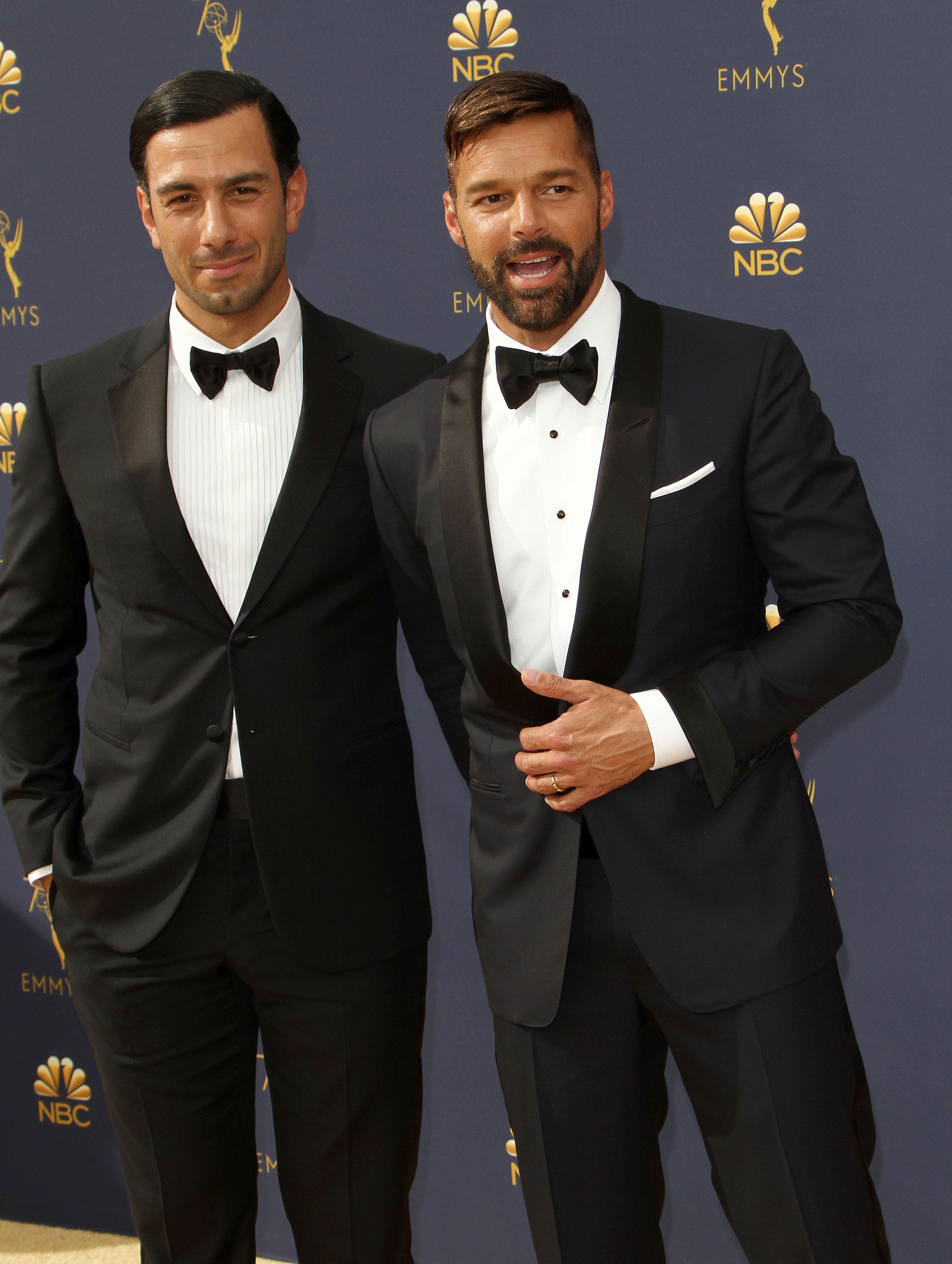 Famosos esbanjam estilo e elegância no Emmy Awards