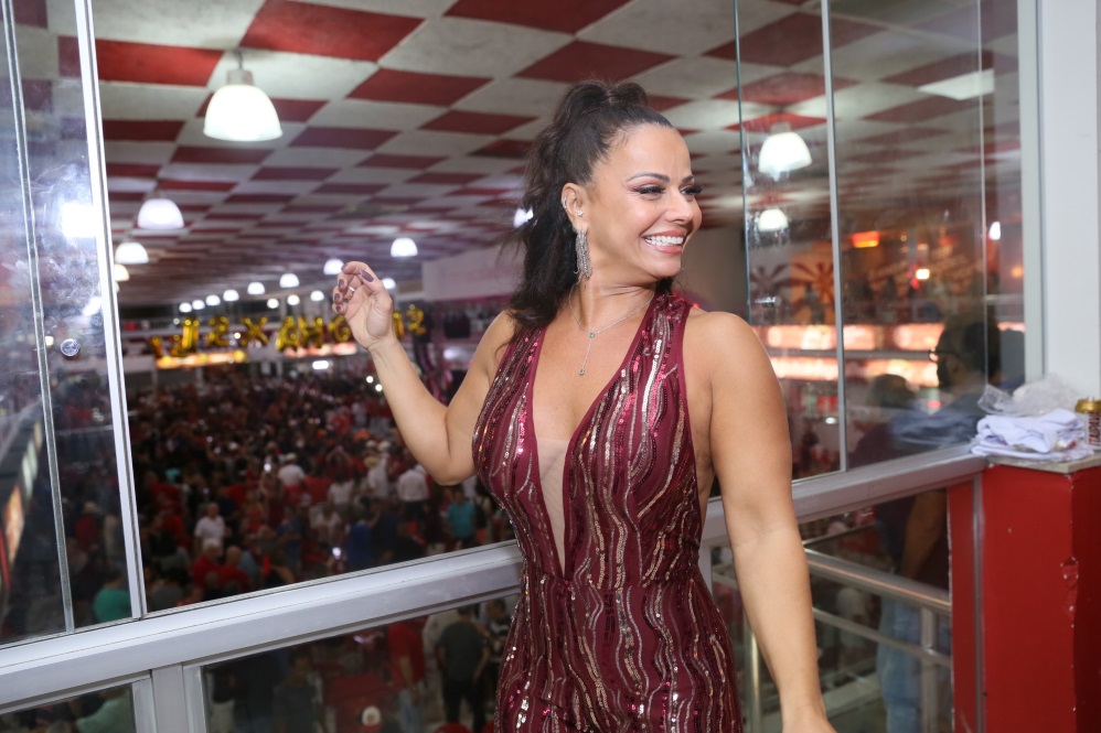 Veja fotos de Viviane Araújo belíssima no Salgueiro