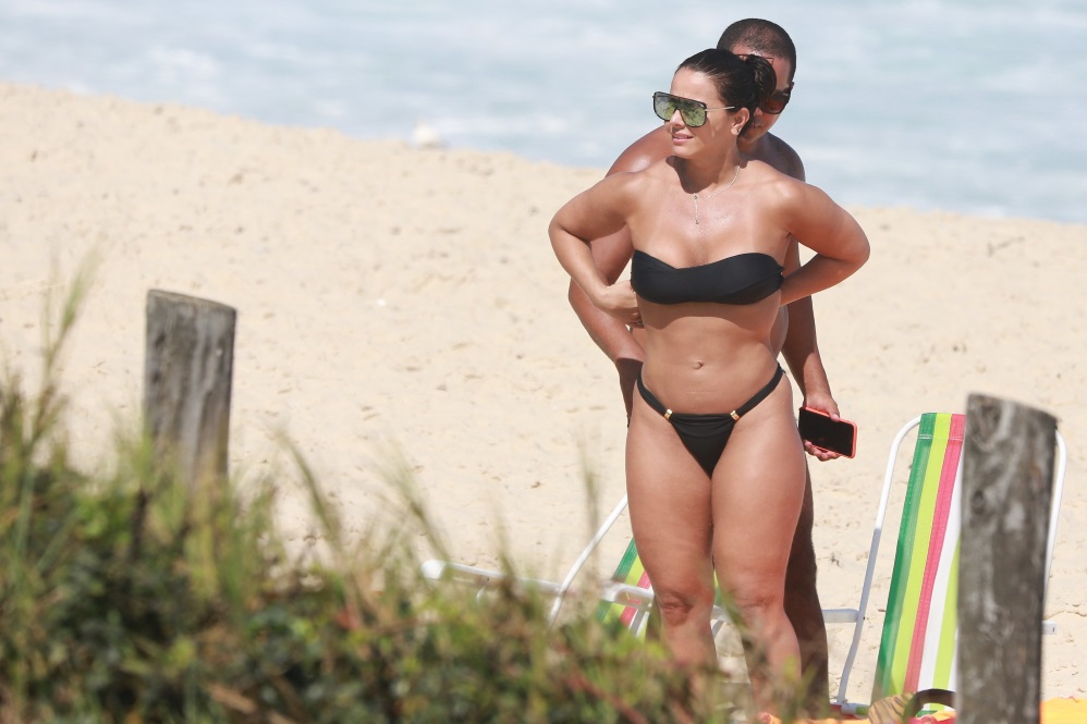 Viviane Araújo aposta em biquíni tomara que caia na praia