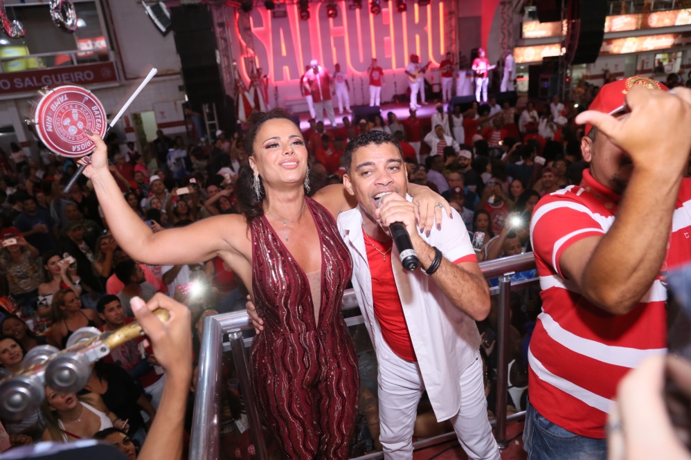 Veja fotos de Viviane Araújo belíssima no Salgueiro