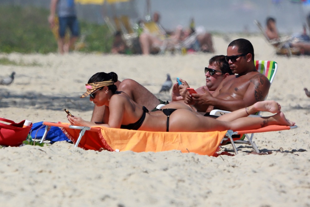 Viviane Araújo aposta em biquíni tomara que caia na praia