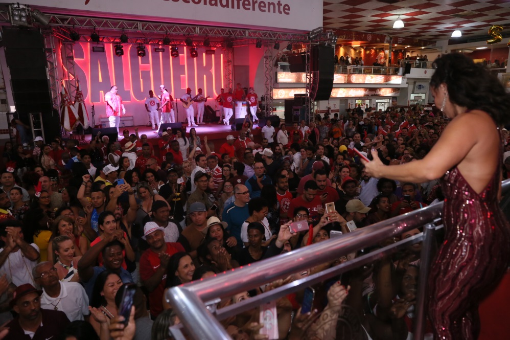 Veja fotos de Viviane Araújo belíssima no Salgueiro