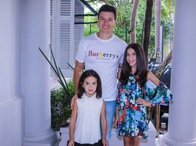 Rodrigo Faro com as filhas