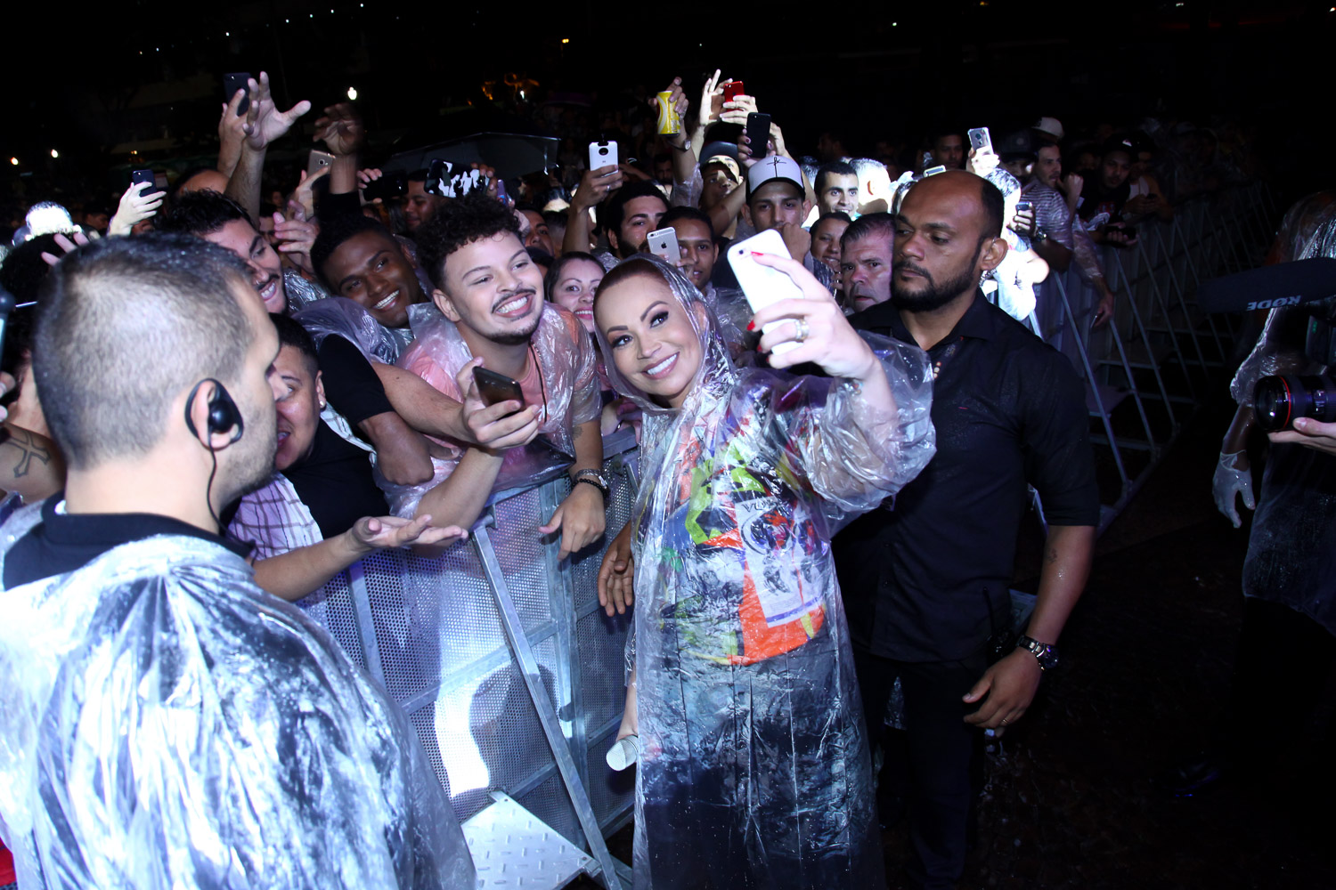 Solange Almeida faz a alegria dos fãs e atende pedidos por fotos em evento