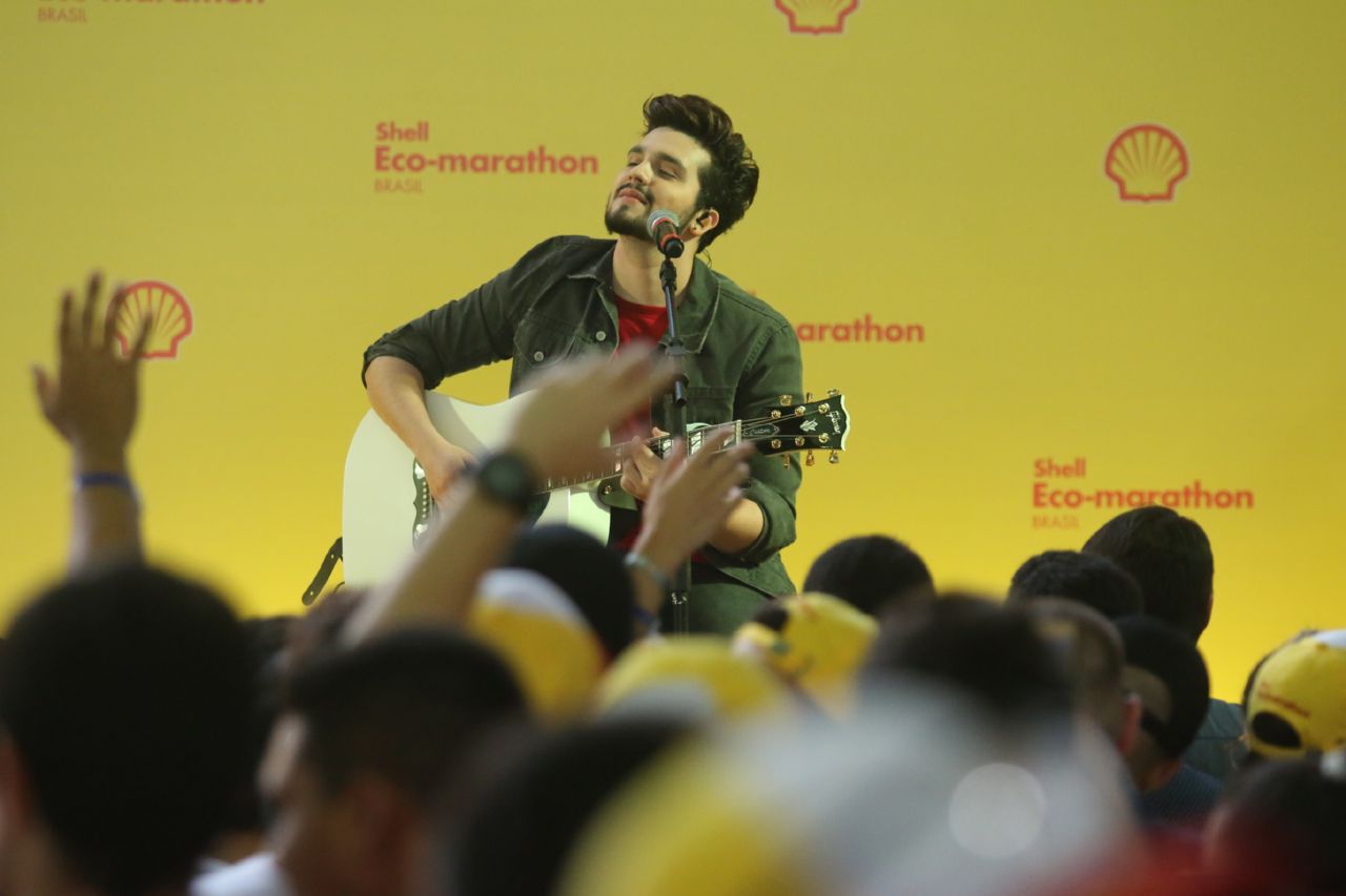 Luan Santana solta a voz durante pockt show, no Rio de Janeiro