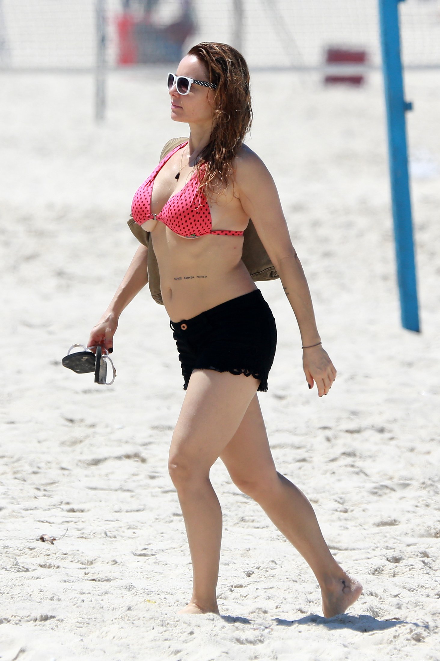 Aos 46 anos, Rita Guedes exibe boa forma em dia de praia