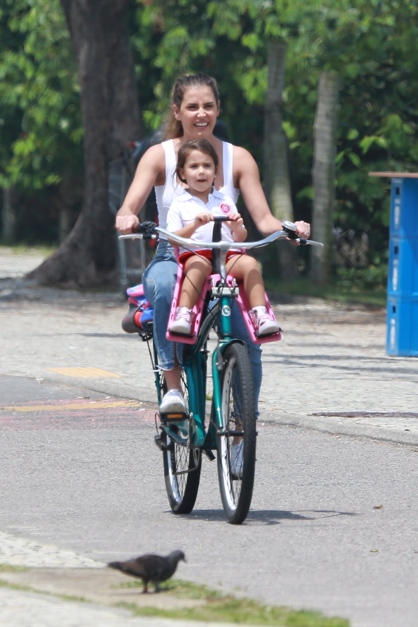 Deborah Secco aproveita folga para pedalar com Maria Flor