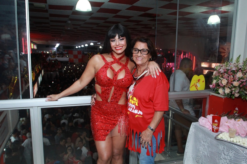 Viviane Araújo aposta em peruca e transparência no samba