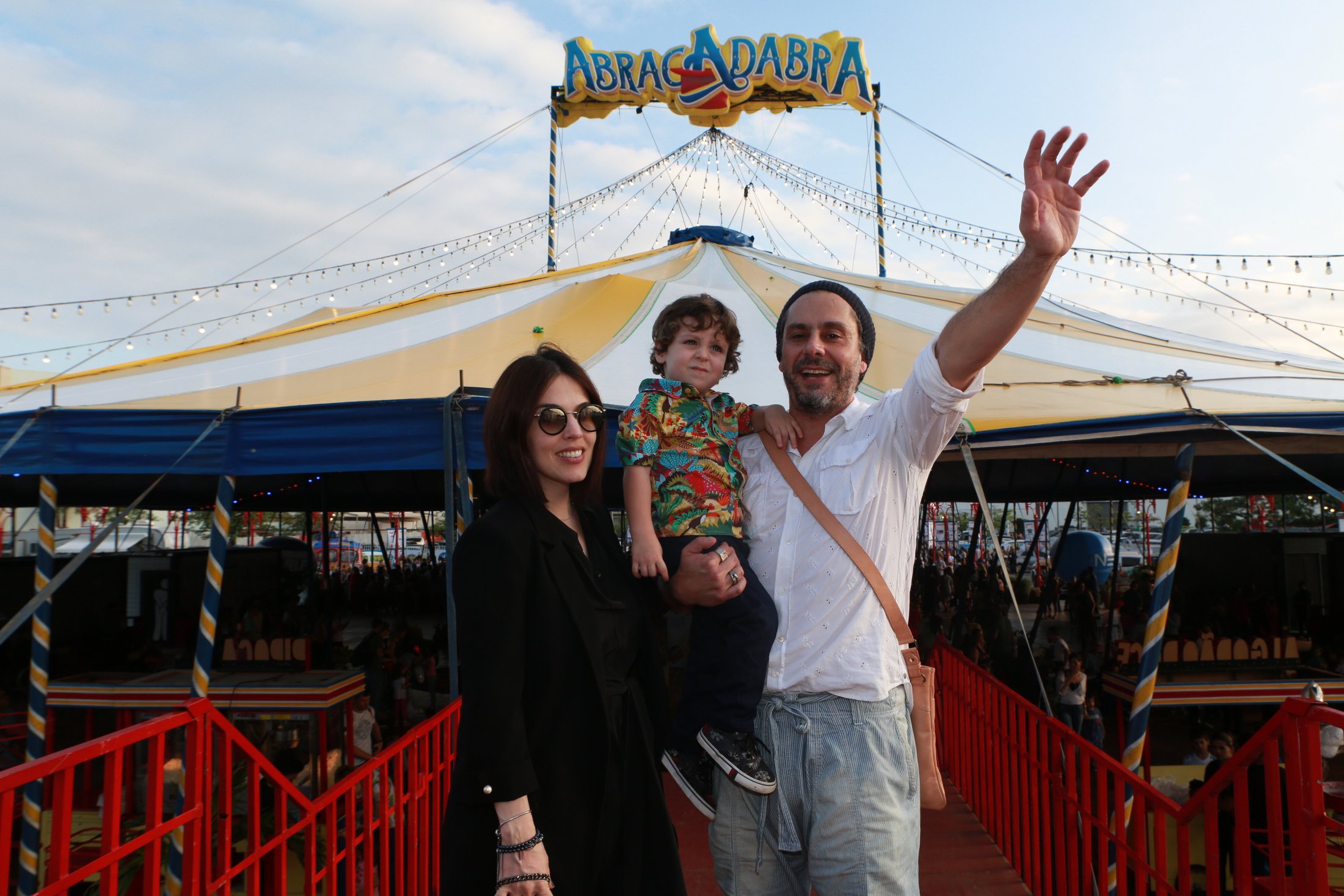 Alexandre Nero com esposa e filho em circo do Rio de Janeiro