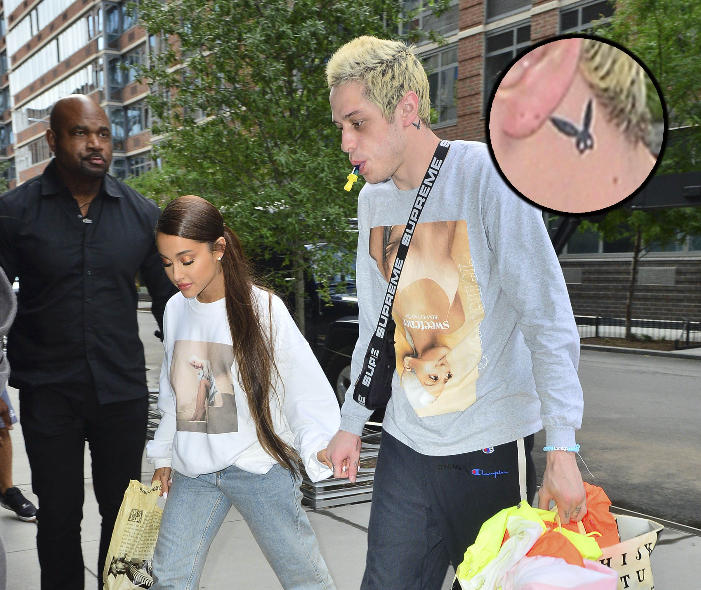 Tatuagem de Pete Davidson em homenagem à Ariana Grande antes de ser coberta