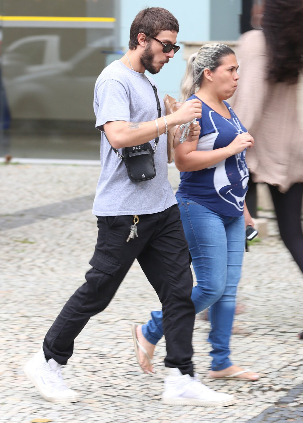 Chay Suede caminhando pelo Rio 