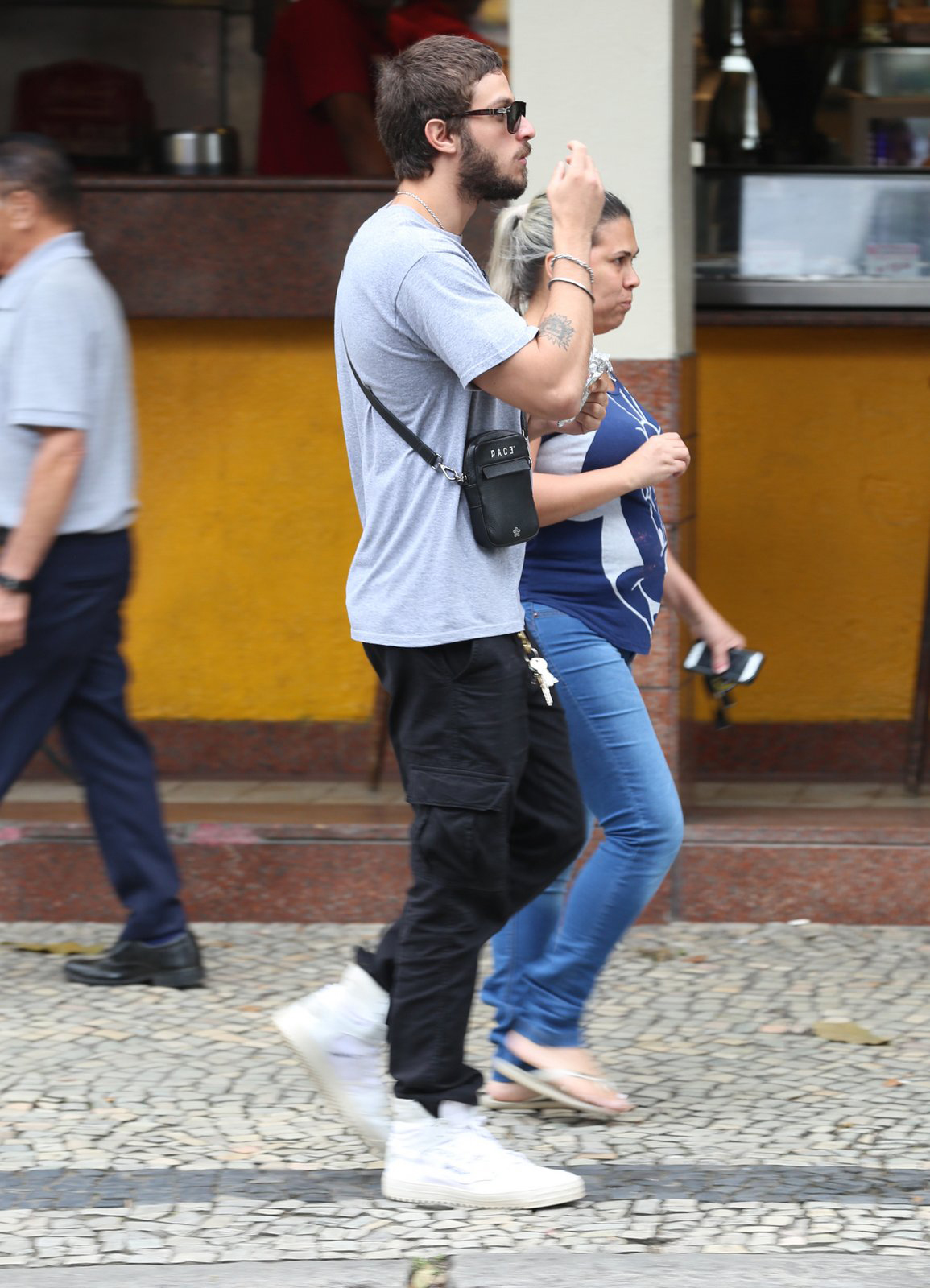 Chay Suede passeia pelas ruas do Rio de Janeiro