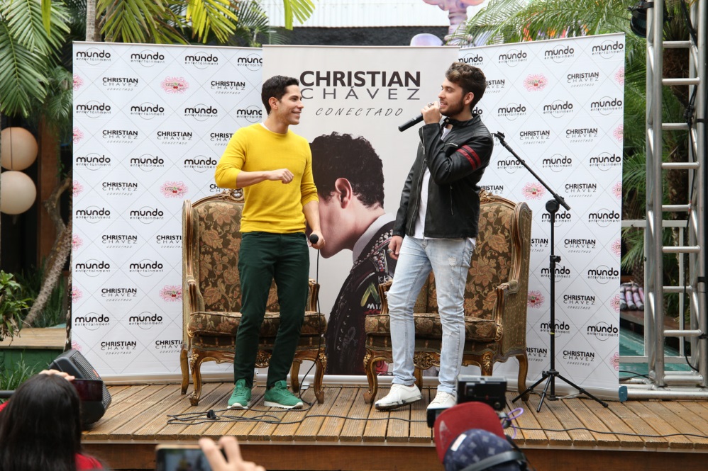 Christian Chávez faz pocket show com Gustavo Mioto