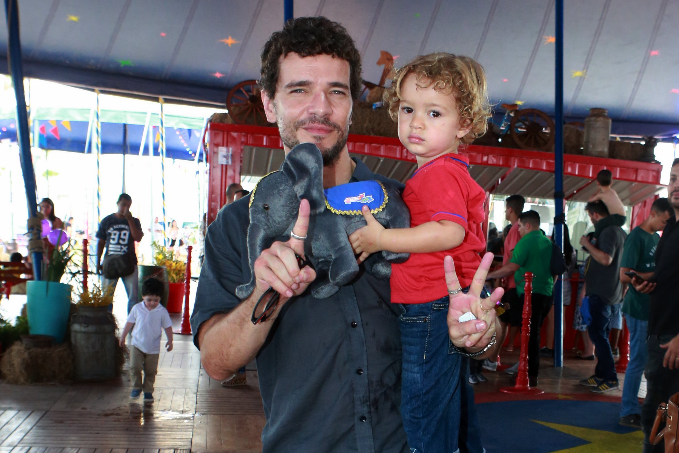 Daniel de Oliveira e seu filho, Otto, fruto do relacionamento com Sophie Charlotte