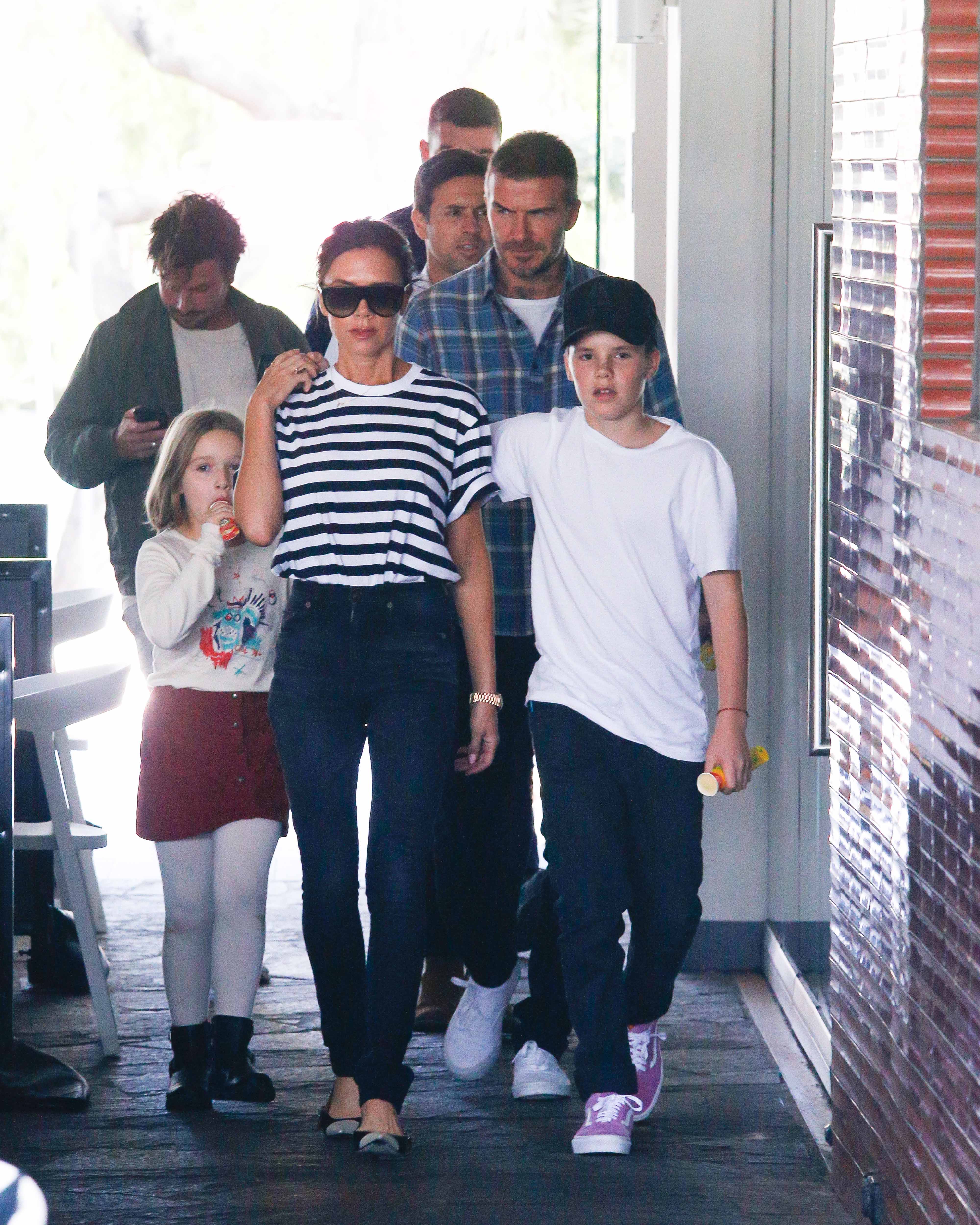 David Beckham passeia com esposa e filhos na Austrália