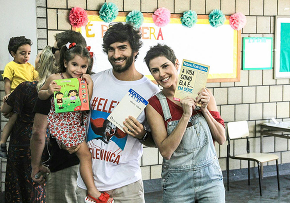 Deborah Secco com Hugo Moura e a filha Maria Flor