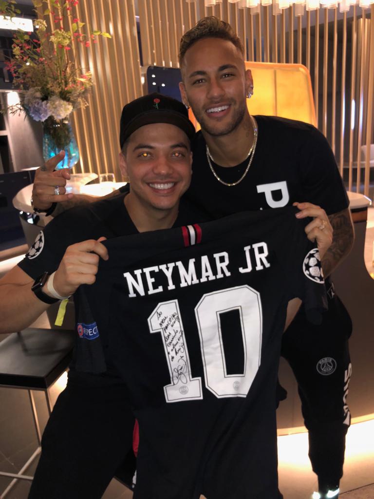 Wesley Safadão ganha presente de Neymar em viagem à França