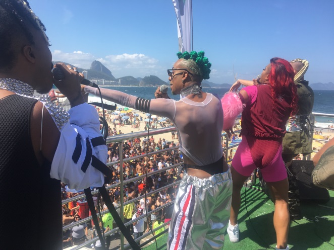 Grupo Funtastic faz sucesso e chama atenção na Parada Gay de Copacabana
