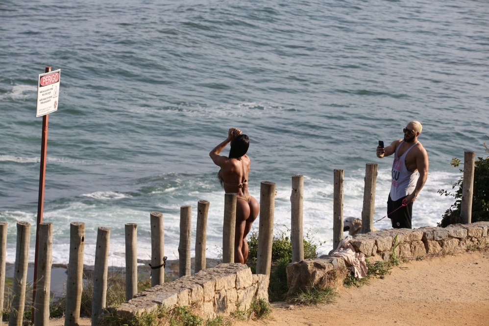 Gracyanne Barbosa e Belo são clicados na praia