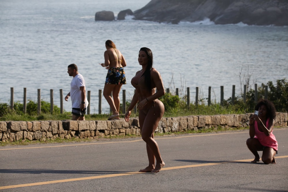 Gracyanne Barbosa e Belo são clicados na praia