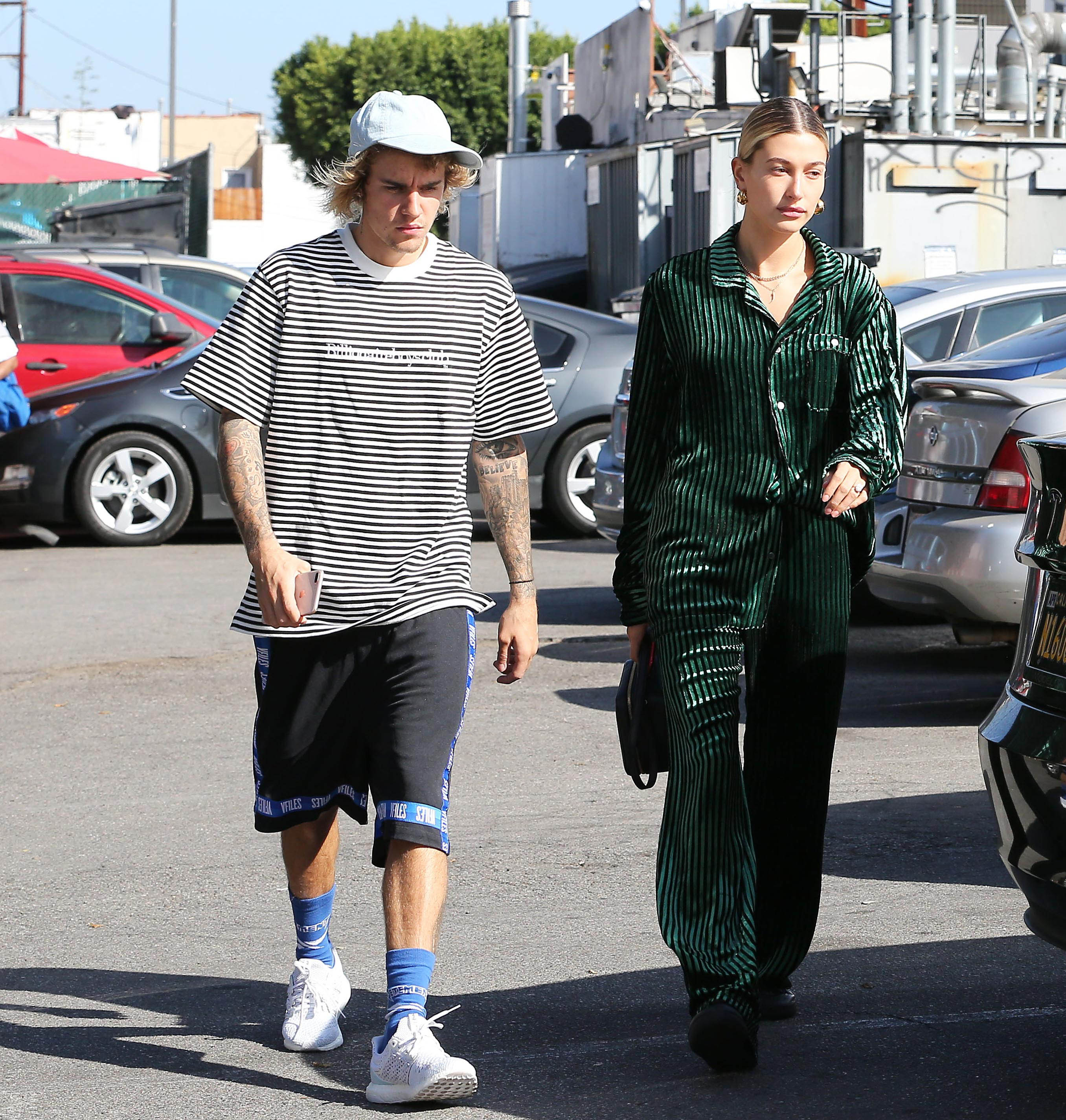 Justin Bieber e Hailey Baldwin em passeio por Los Angeles