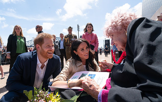 Príncipe Harry apresenta fã de 98 anos, Daphne Dunne, à Meghan Markle