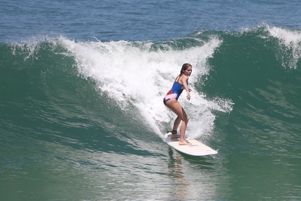 Isabella Santoni surfa na praia da Macumba