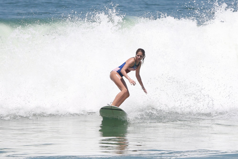 Isabella Santoni surfa na praia da Macumba