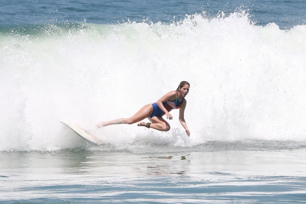 Isabella Santoni surfa na praia da Macumba