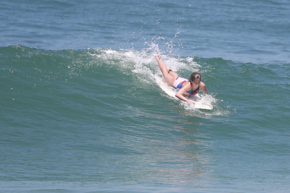 Isabella Santoni surfa na praia da Macumba